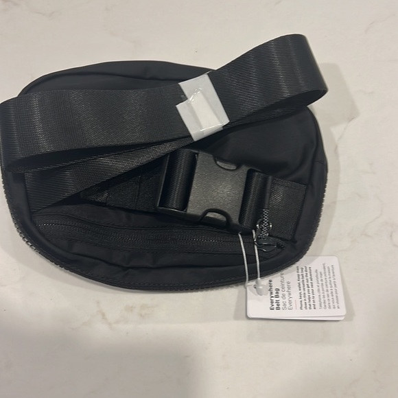 BNWT Lululemon Everywhere Belt Bag Black 1 Litre - Picture 6 of 10